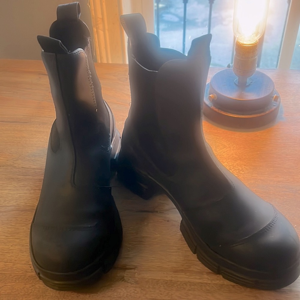 Ankle-high recycled rubber boots in black.